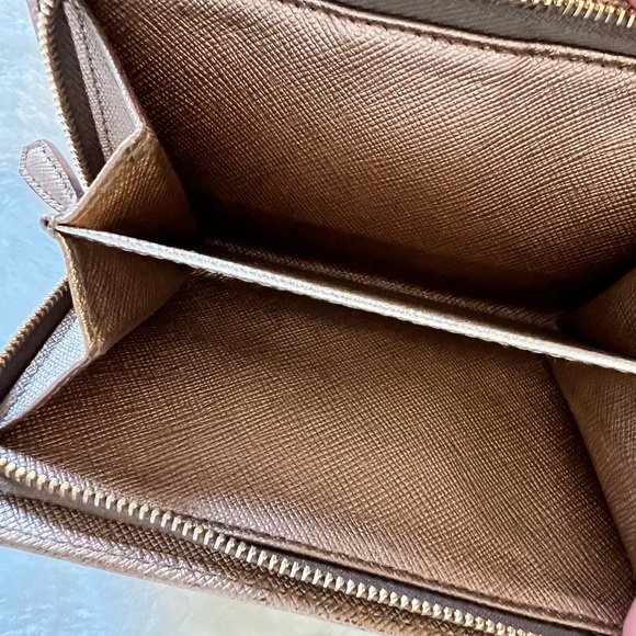 Authentic Prada medium compact wallet - Picture 8 of 8